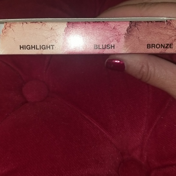 IT COSMETICS LIVE LOVE LAUGH VITALITY FACE DISC - Picture 3 of 4